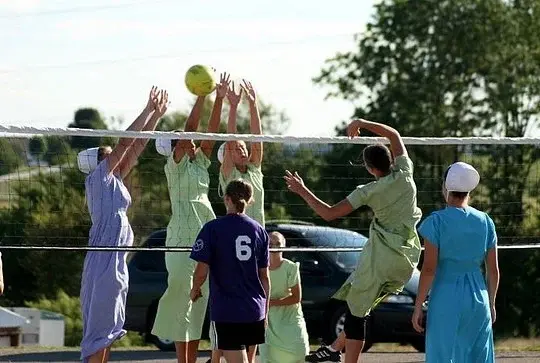 amish-girls-playing-volleyball